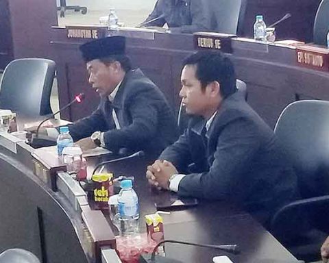 Anggota DPRD Murung Raya dari Fraksi PDIP Romiadi SE SH (kiri gunakan peci)