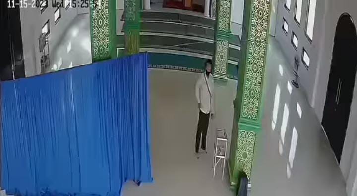 Pencuri Kotak Amal Terekam CCTV