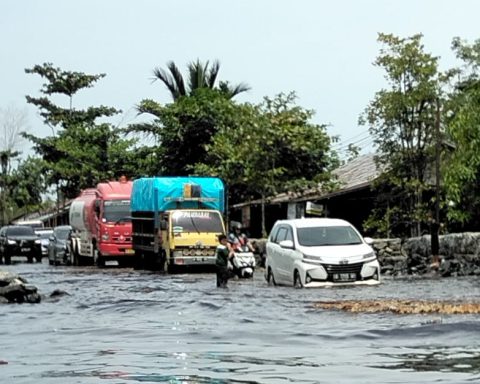 Banjir Tumbang Nusa, Arus Lalin Buka Tutup