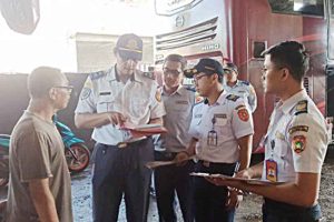 Dishub Kobar Rutin Cek Dokumen dan Kondisi Teknis Kendaraan Bus