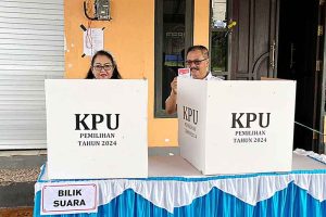 Pj Bupati dan Istri Nyoblos di TPS 006 Tampang Tumbang Anjir