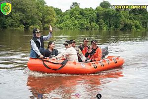 Tinjau Lokasi Genangan Air, Pj Walikota Bagikan Sembako