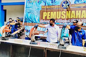 Bea Cukai Musnahkan Rokok dan Miras Ilegal