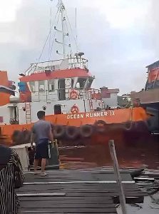 HANCUR! Tongkang Batu Bara Senggol Lanting Warga