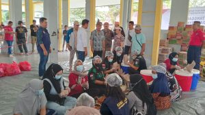 Peduli Korban Banjir, Agustiar Buka Dapur Umum