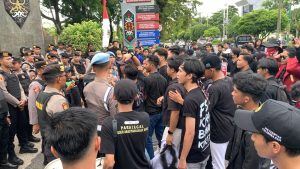 Mahasiswa Unjuk Rasa di Polda Kalteng