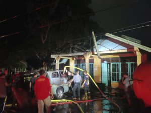 Mobil dan Pastori Gereja Terbakar