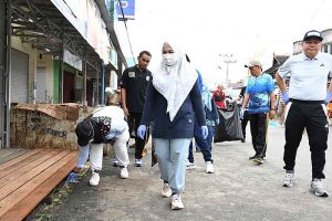 Pj Bupati Pulpis Gotong Royong Bersihkan Sampah