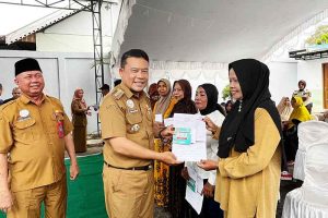 Pj Bupati Serahkan BLT DBH-DR dan Bansos UEP