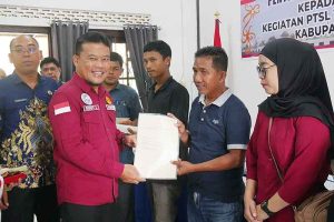 Pj Bupati Serahkan Sertifikat Elektronik Program PTSL