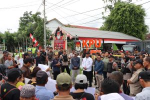 Puluhan Massa Geruduk Kantor KPU Kapuas