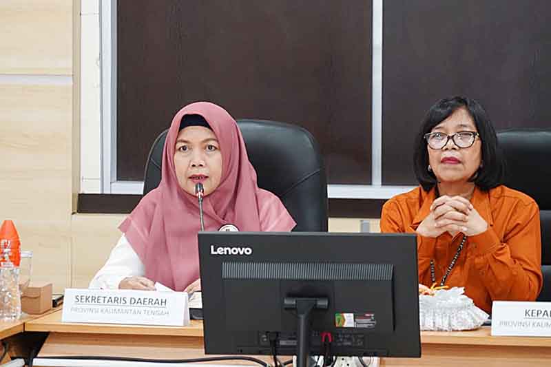 Asisten Ekbang Setda Kalteng, Sri Widanarni saat menghadiri Konferensi Pers