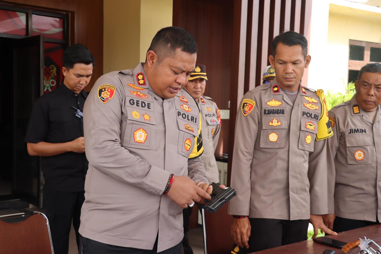 Baru Menjabat, Kapolres Kapuas Cek Senpi Personel