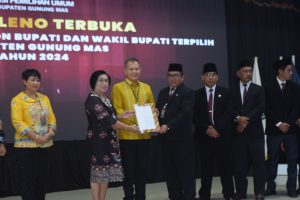 KPU Gumas Tetapkan Jaya-Efrensia Bupati dan Wabup Terpilih