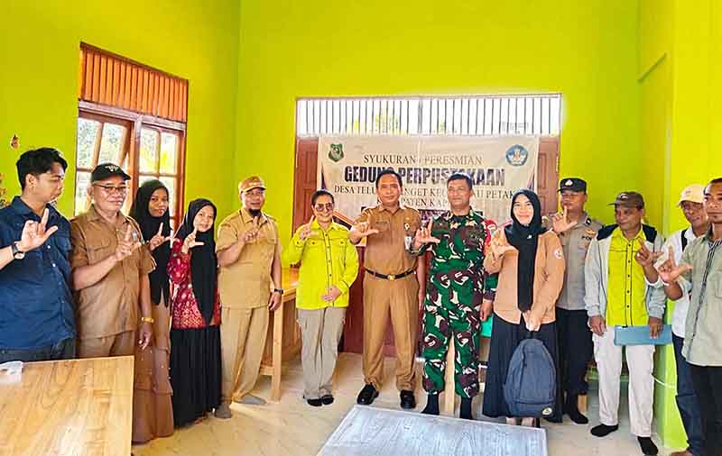 Kadisarpustaka Resmikan Perpusdes di Teluk Palinget