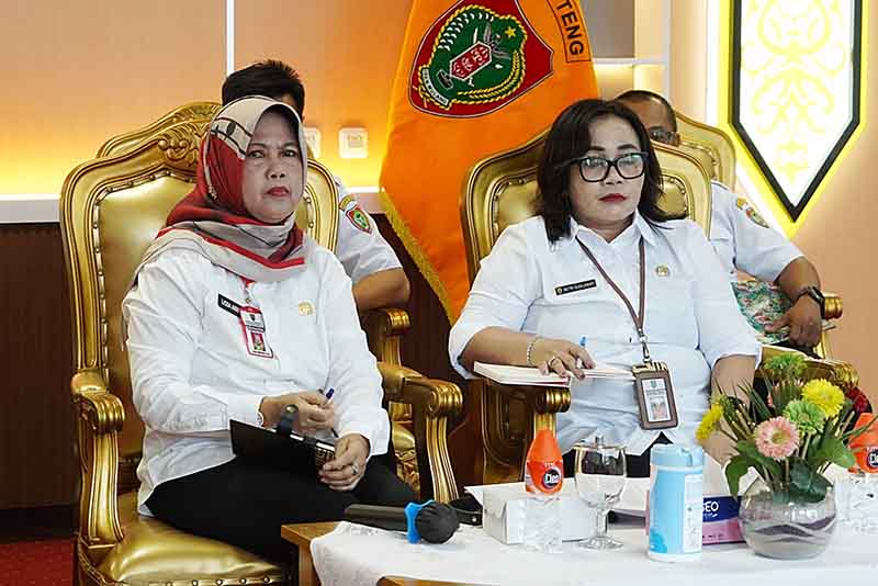 Kepala BKD Kalteng, Lisda Arriyana saat mengikuti rapat secara virtual