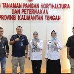 Foto: IST FOTO BERSAMA: Kepala Dinas TPHP Kalteng, Sunarti foto bersama Pimwil Bulog Kalteng dan rombongan
