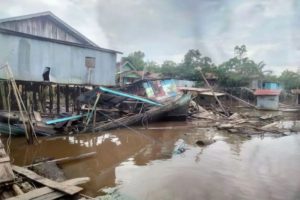 Nakhoda Ngantuk? Tongkang Tabrak Lanting Warga