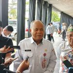 Plh Asisten Bidang Pemkesra, Maskur saat diwawancarai awak media