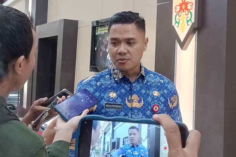 Plt Kadisdik Provinsi Kalteng, M. Reza Prabowo saat diwawancarai awak media
