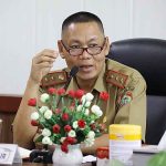 Sahli Gubernur Bidang Ekonomi Keuangan dan Pembangunan, Yuas Elko mengikuti rapat