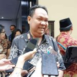 Sekretaris DLH Provinsi Kalteng, Noor Halim saat diwawancarai awak media