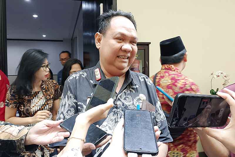 Sekretaris DLH Provinsi Kalteng, Noor Halim saat diwawancarai awak media