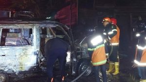 Tiga Mobil Terbakar di Danau Sari