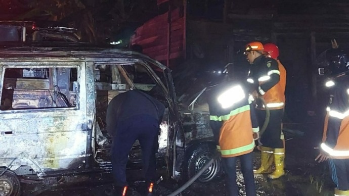 Tiga Mobil Terbakar di Danau Sari