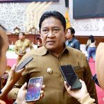 Wagub Kalteng, H. Edy Pratowo saat diwawancarai awak media