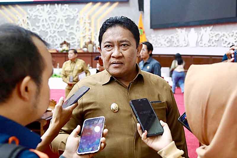 Wagub Kalteng, H. Edy Pratowo saat diwawancarai awak media