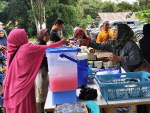 Warga Buncis Raya Bagikan Makanan Gratis untuk Jemaah Haul Sekumpul