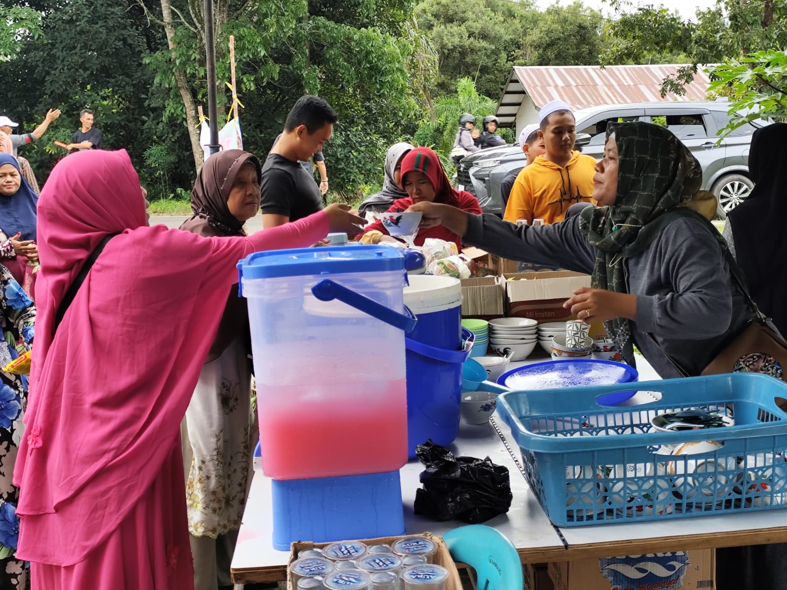 Warga Buncis Raya Bagikan Makanan Gratis untuk Jemaah Haul Sekumpul