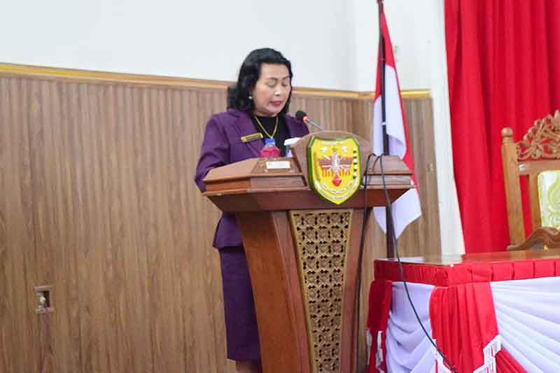 Anggota DPRD Gunung Mas, Rayaniati Djangkan saat membacakan pidato