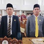 Anggota DPRD Seruyan Hardianto( sebelah kanan) dan Bejo Rianto saat mengikuti rapat Paripurna.