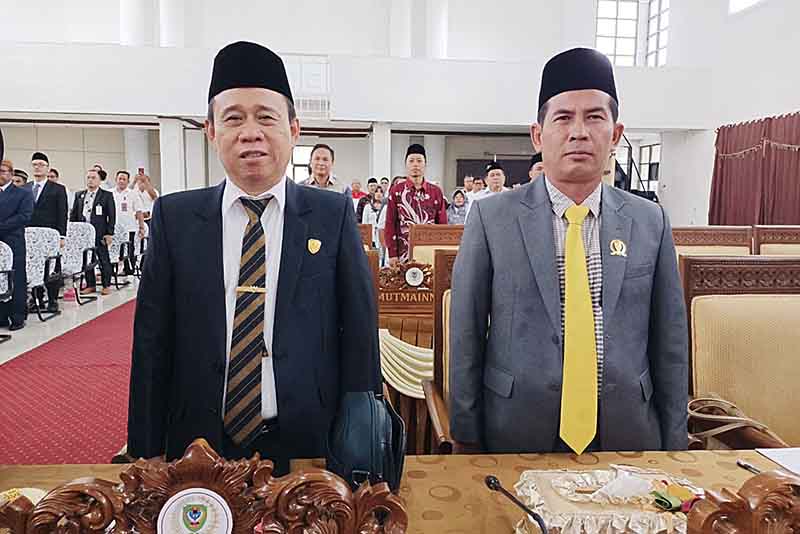 Anggota DPRD Seruyan Hardianto( sebelah kanan) dan Bejo Rianto saat mengikuti rapat Paripurna.