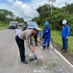 Cegah Lakalantas, Pak Polantas Perbaiki Jalan Berlubang
