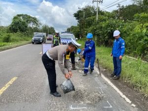 Cegah Lakalantas, Pak Polantas Perbaiki Jalan Berlubang