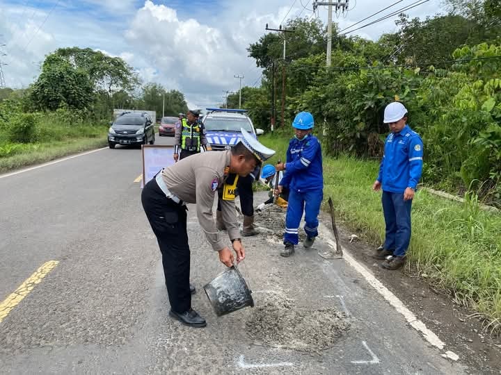 Cegah Lakalantas, Pak Polantas Perbaiki Jalan Berlubang