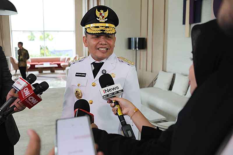 Gubernur Kalteng, H. Agustiar Sabran diwawancara awak media