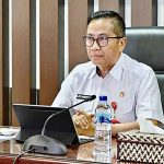 Kepala Bapperida, Leonard S. Ampung mengikuti rapat