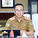 Kepala Bapperida Provinsi Kalteng, Leonard S. Ampung mengikuti rapat