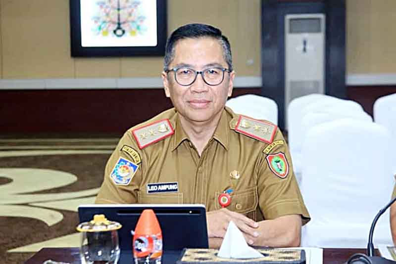 Kepala Bapperida Provinsi Kalteng, Leonard S. Ampung mengikuti rapat