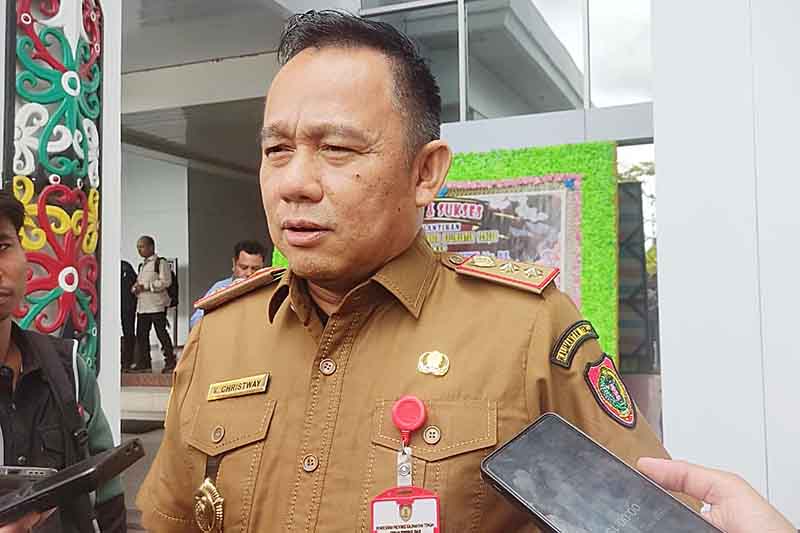 Kepala Dinas ESDM Provinsi Kalteng, Vent Christway diwawancara awak media