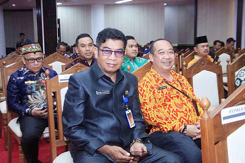 Kepala Dinas Lingkungan Hidup Provinsi Kalteng, Joni Harta menghadiri Rapat Paripurna ke-3