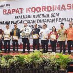 Kesbangpol Terima Penghargaan dari Bawaslu