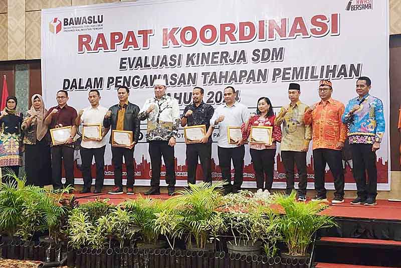 Kesbangpol Terima Penghargaan dari Bawaslu
