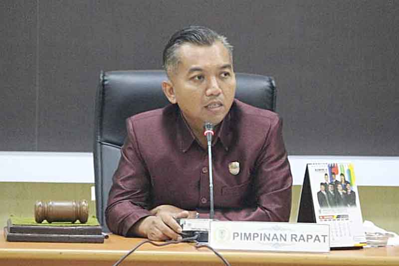 Ketua DPRD Seruyan Zuli Eko Prasetyo saat memimpin rapat.