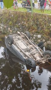 Mobil Nyungsep ke Parit Jalan Soekarno