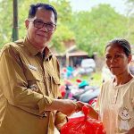 Pj Bupati Kapuas Serahkan Bantuan Korban Terdampak Banjir